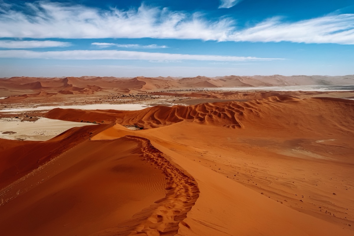 Hřeben oranžové duny a nekonečné duny pouště Namib až k obzoru