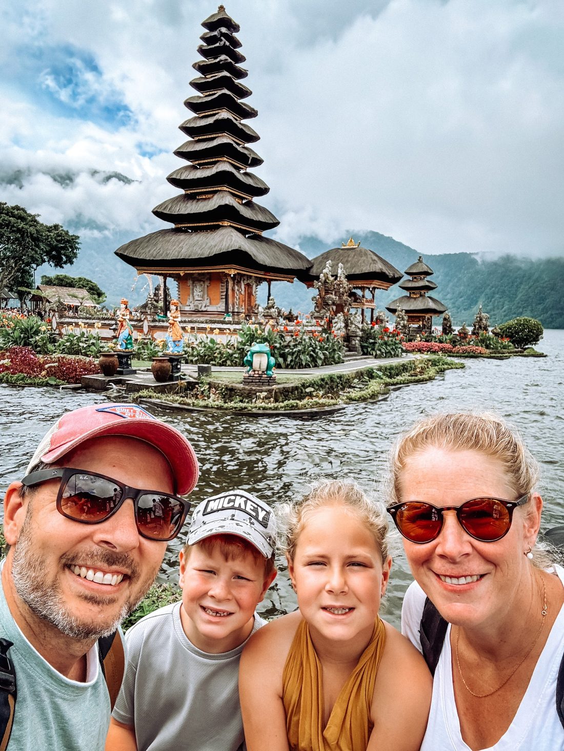 Rodina u chrámu na Bali